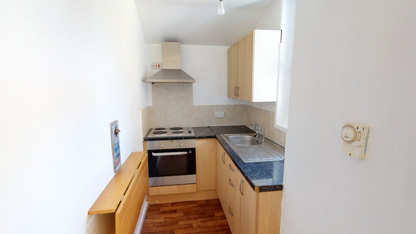 Flat Moorfield Place in Bradford