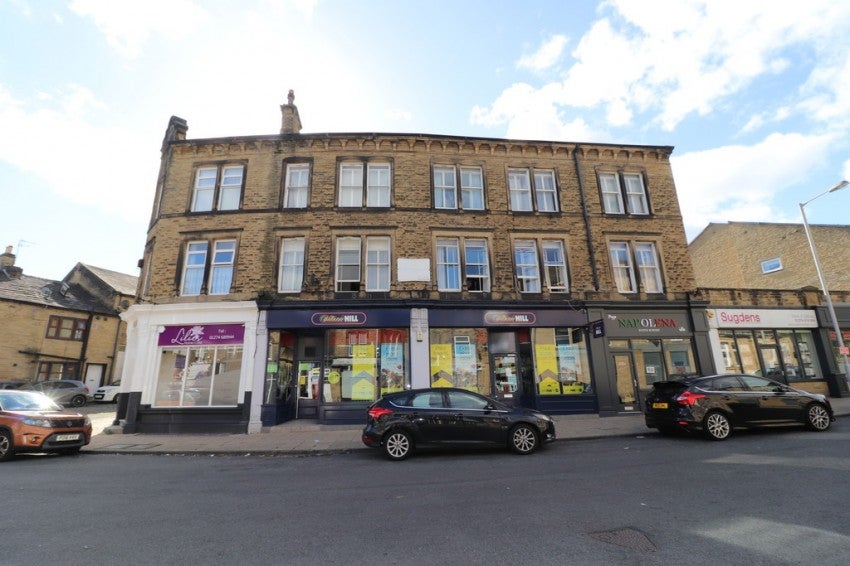 Flat Moorfield Place in Bradford
