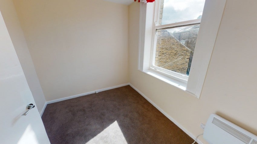 Flat Moorfield Place in Bradford