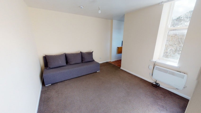 Flat Moorfield Place in Bradford