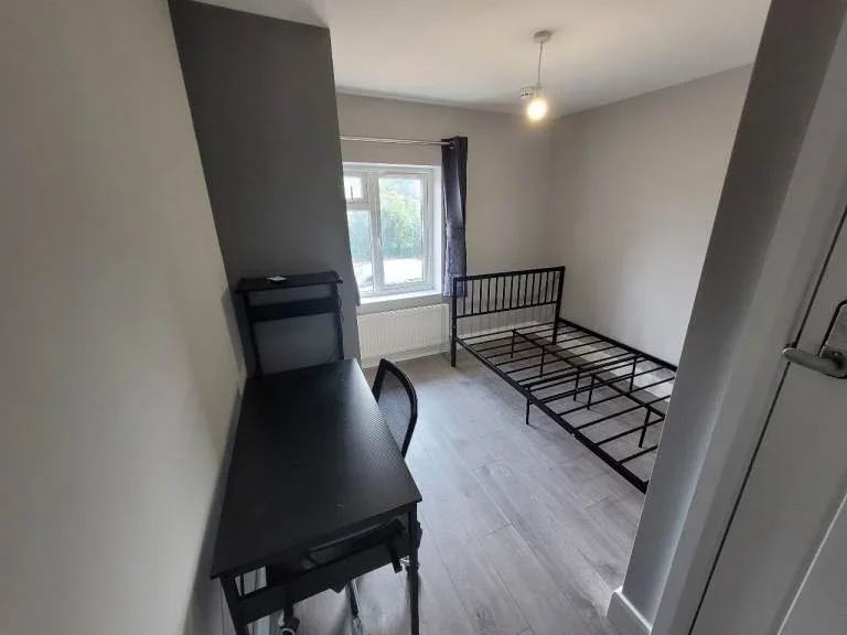 Room Wise Lane in Greater London