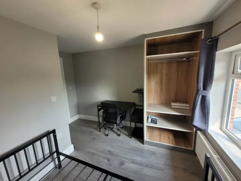 Room Wise Lane in Greater London