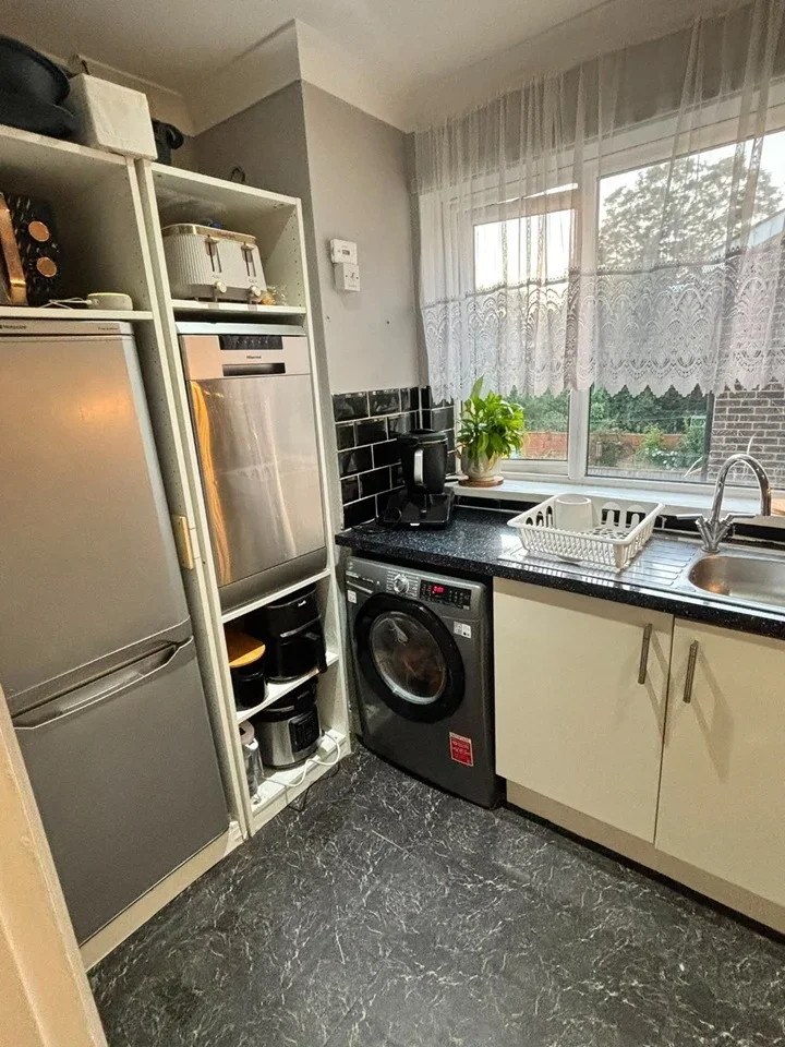 Flat Eynsham Drive in Greater London