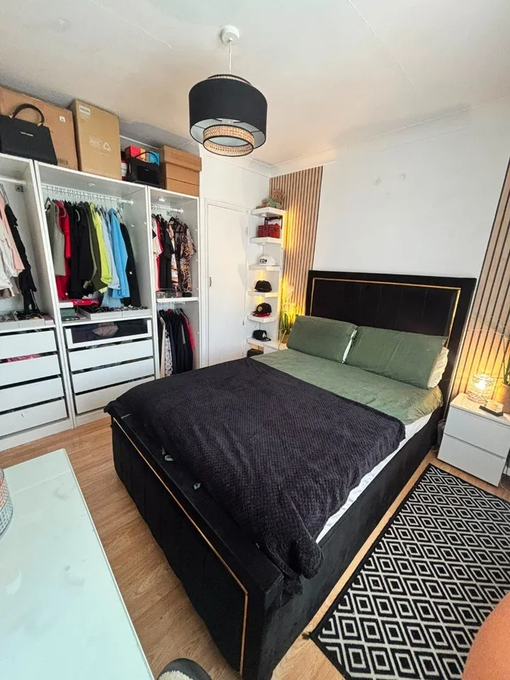 Flat Eynsham Drive in Greater London