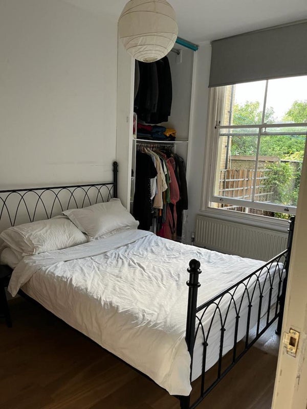 Room Shore Place in Greater London