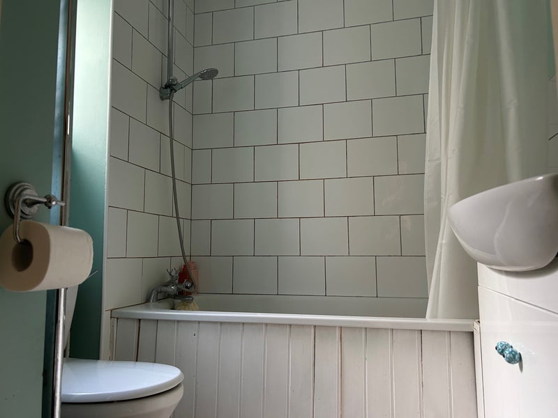 Room Shore Place in Greater London