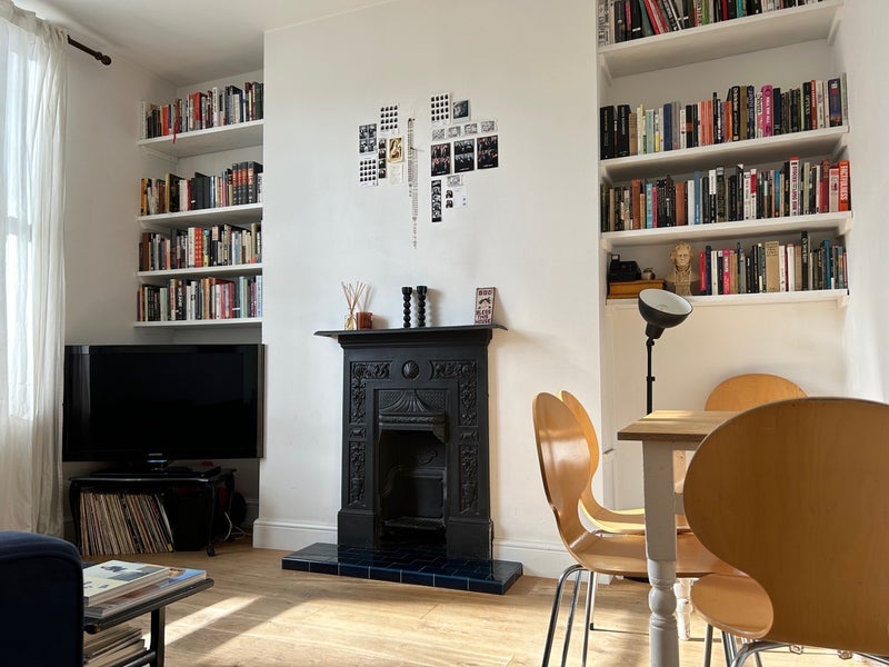 Room Shore Place in Greater London