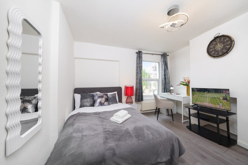 Flat Glyn Road in Greater London