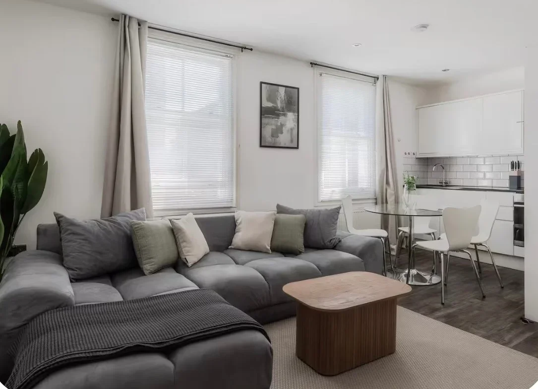 Flat Pembroke Road in Greater London