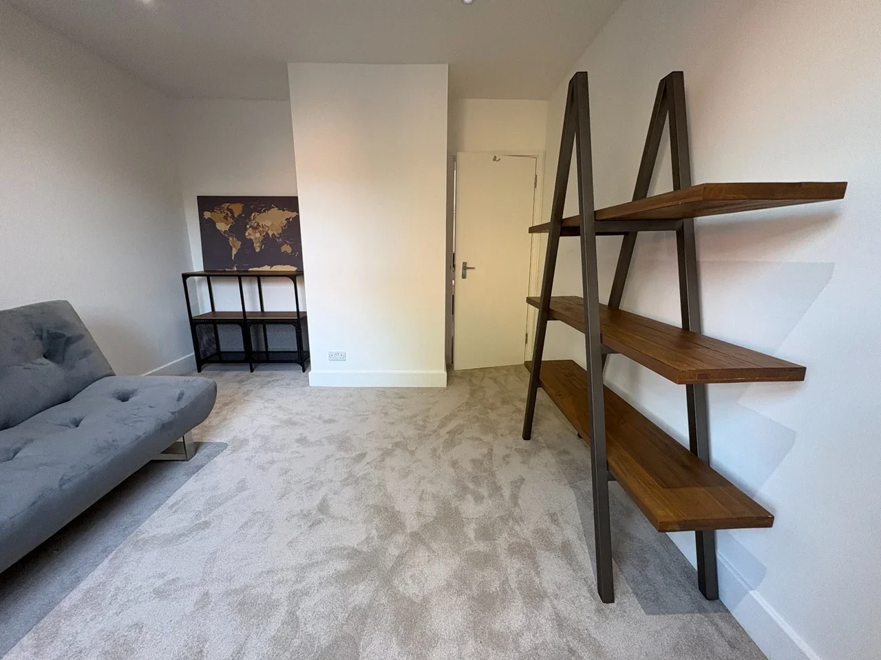 Flat Larch Road in Greater London