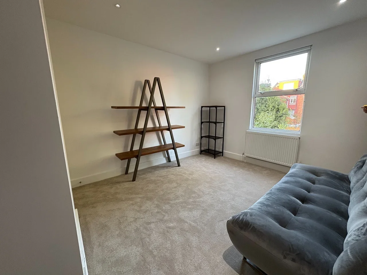 Flat Larch Road in Greater London