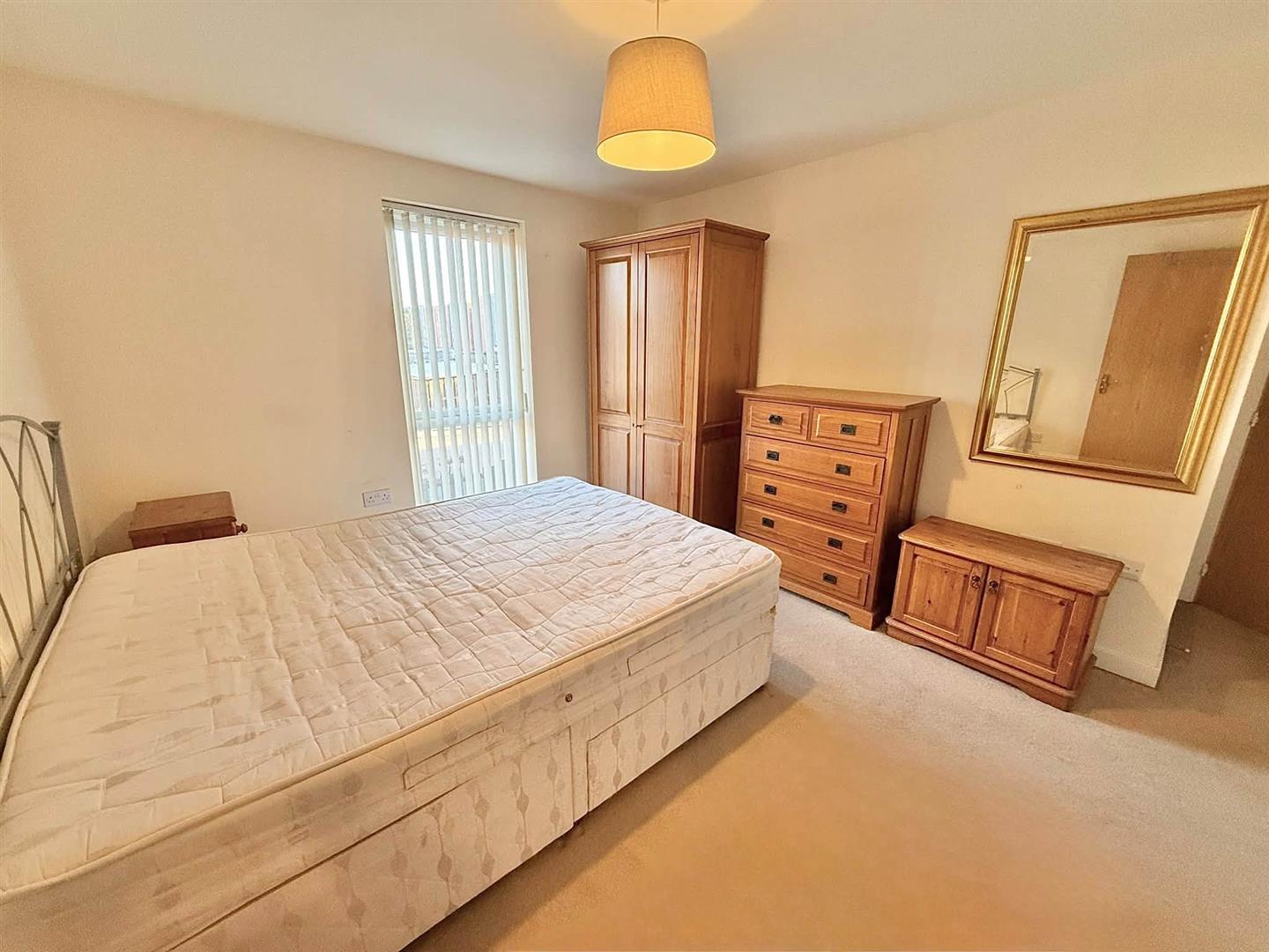 Flat Monticello Way in Coventry