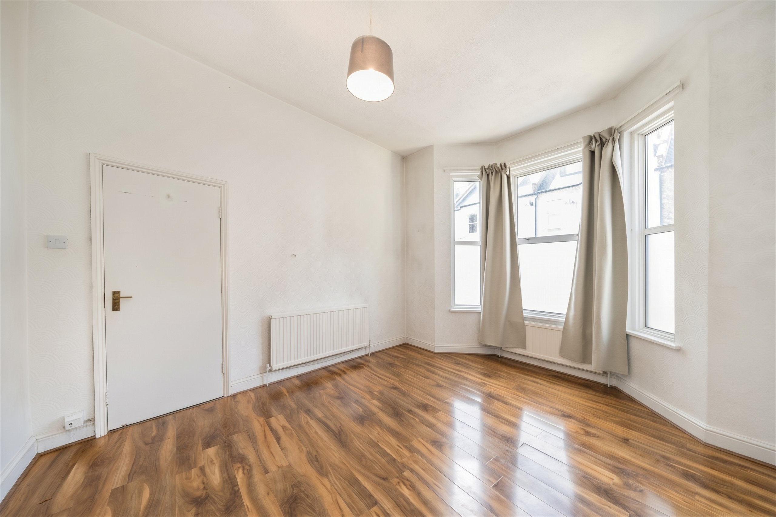 Flat Upham Park Road in Greater London