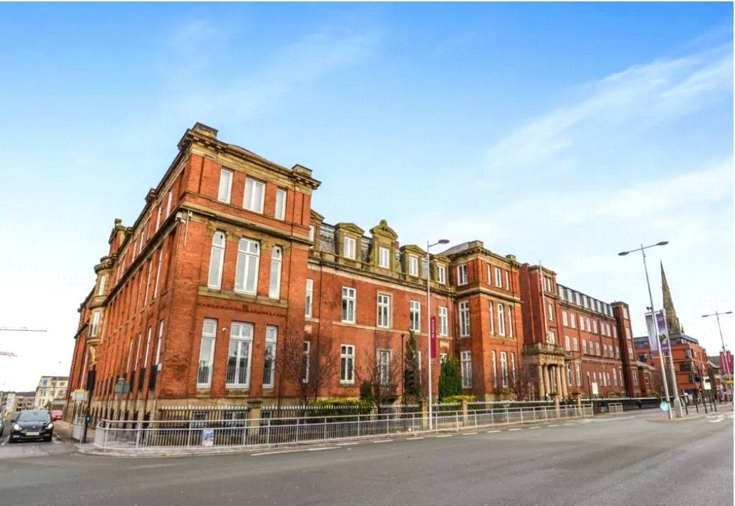 Flat Wilton Place in Salford