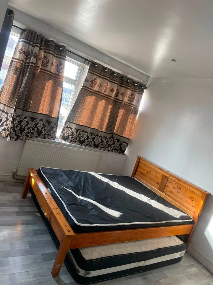 Room Lansbury Drive in Greater London