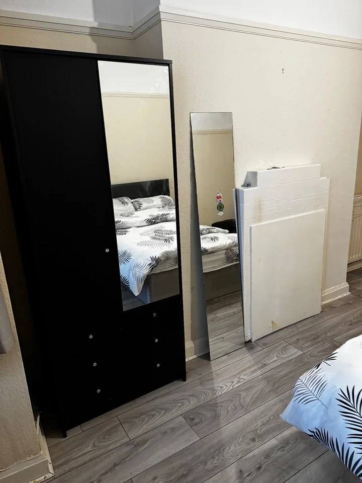 Room Barrow Road in Greater London