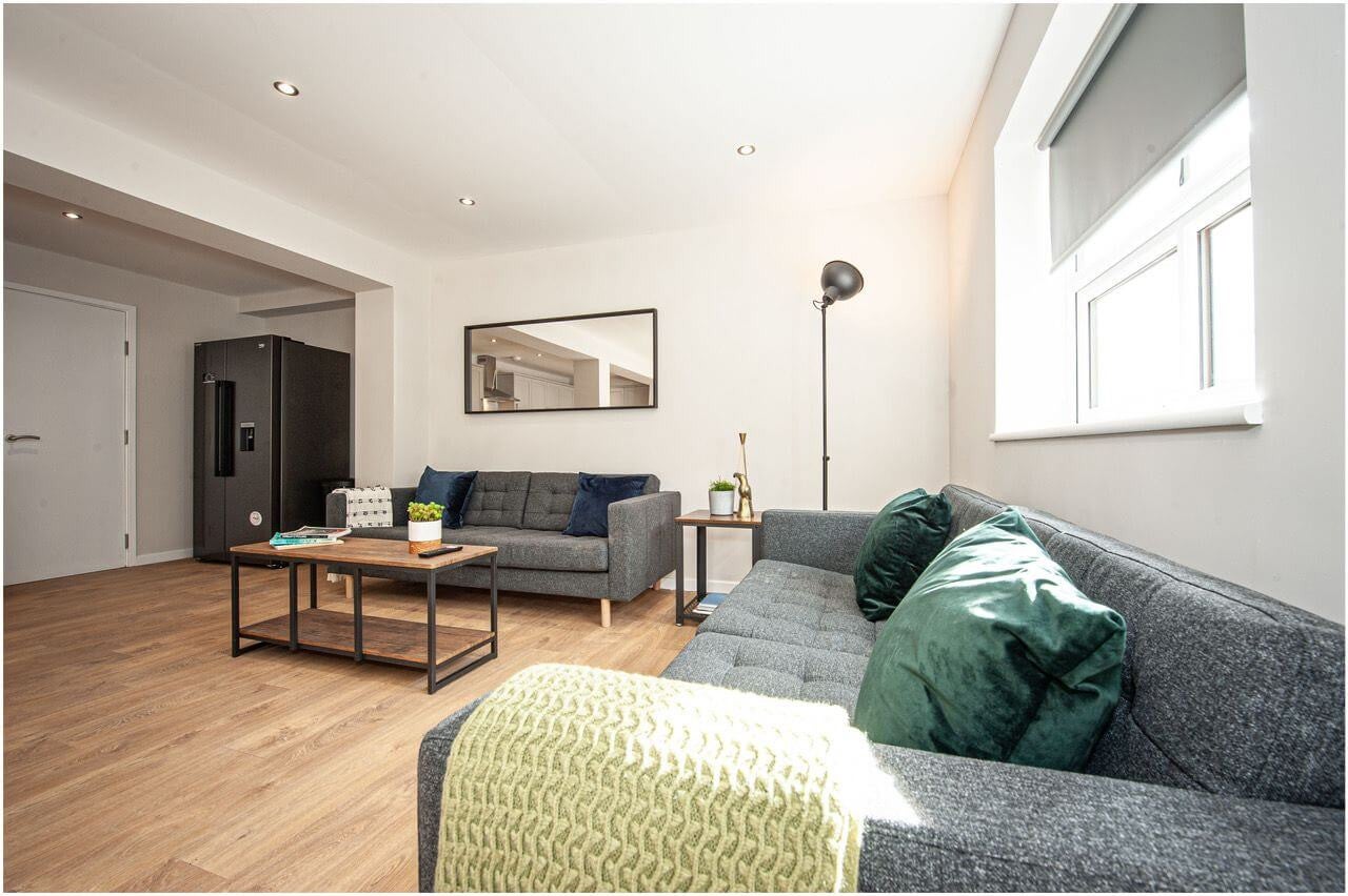 Room Eltham Gardens in Leeds