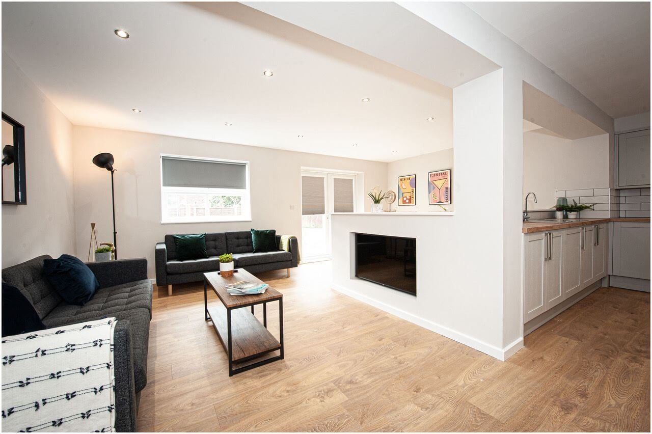 Room Eltham Gardens in Leeds