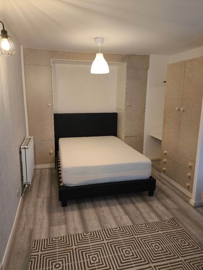Flat Givendale Drive in Manchester