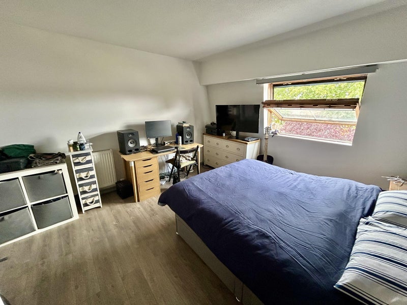 Room North Road in Greater London