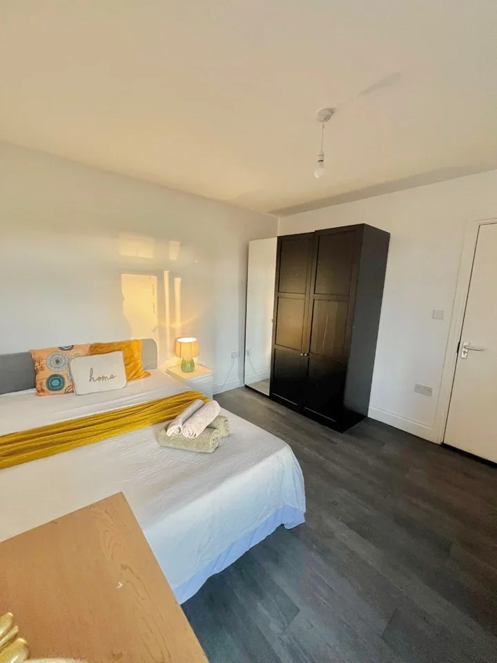 Room Llanover Road in Greater London