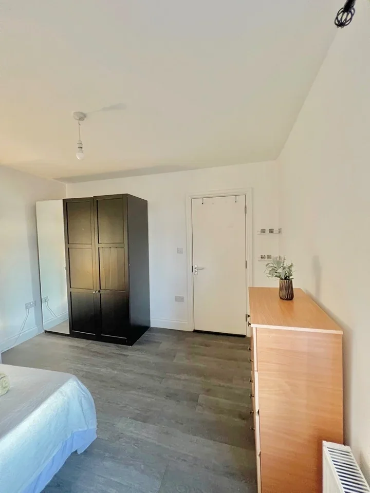 Room Llanover Road in Greater London