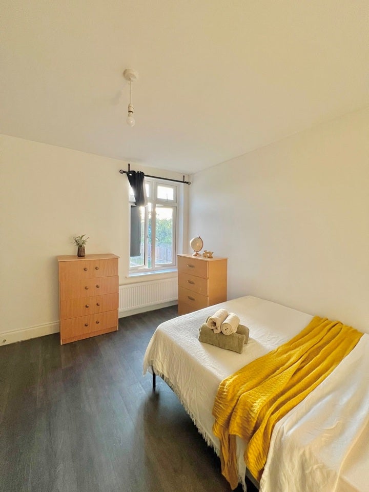Room Llanover Road in Greater London