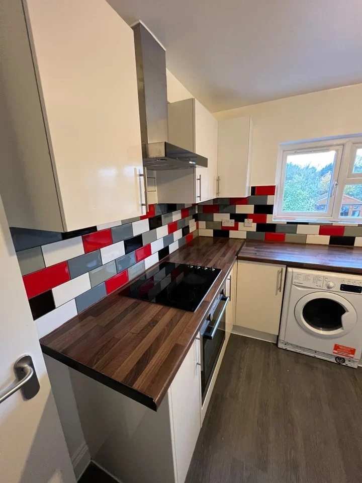 Room Llanover Road in Greater London
