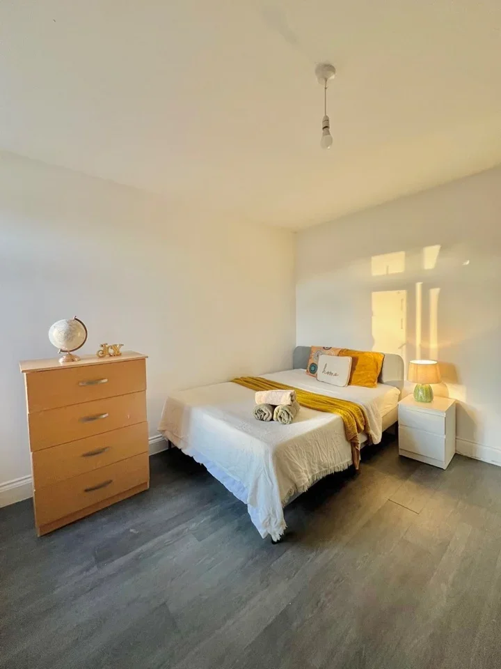 Room Llanover Road in Greater London