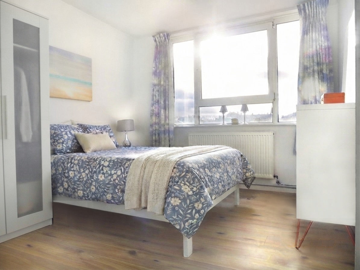 Flat Halston Close in Greater London