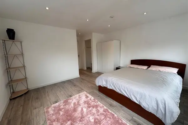 Room North Street in Rushden