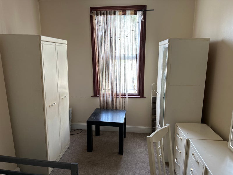 Room Wellesley Road in Greater London