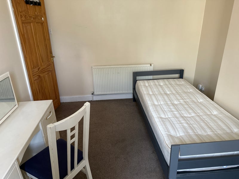 Room Wellesley Road in Greater London