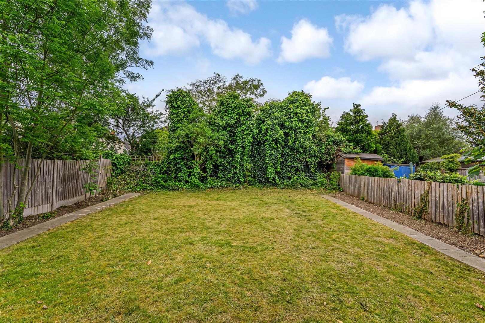 House Langley Crescent in Greater London