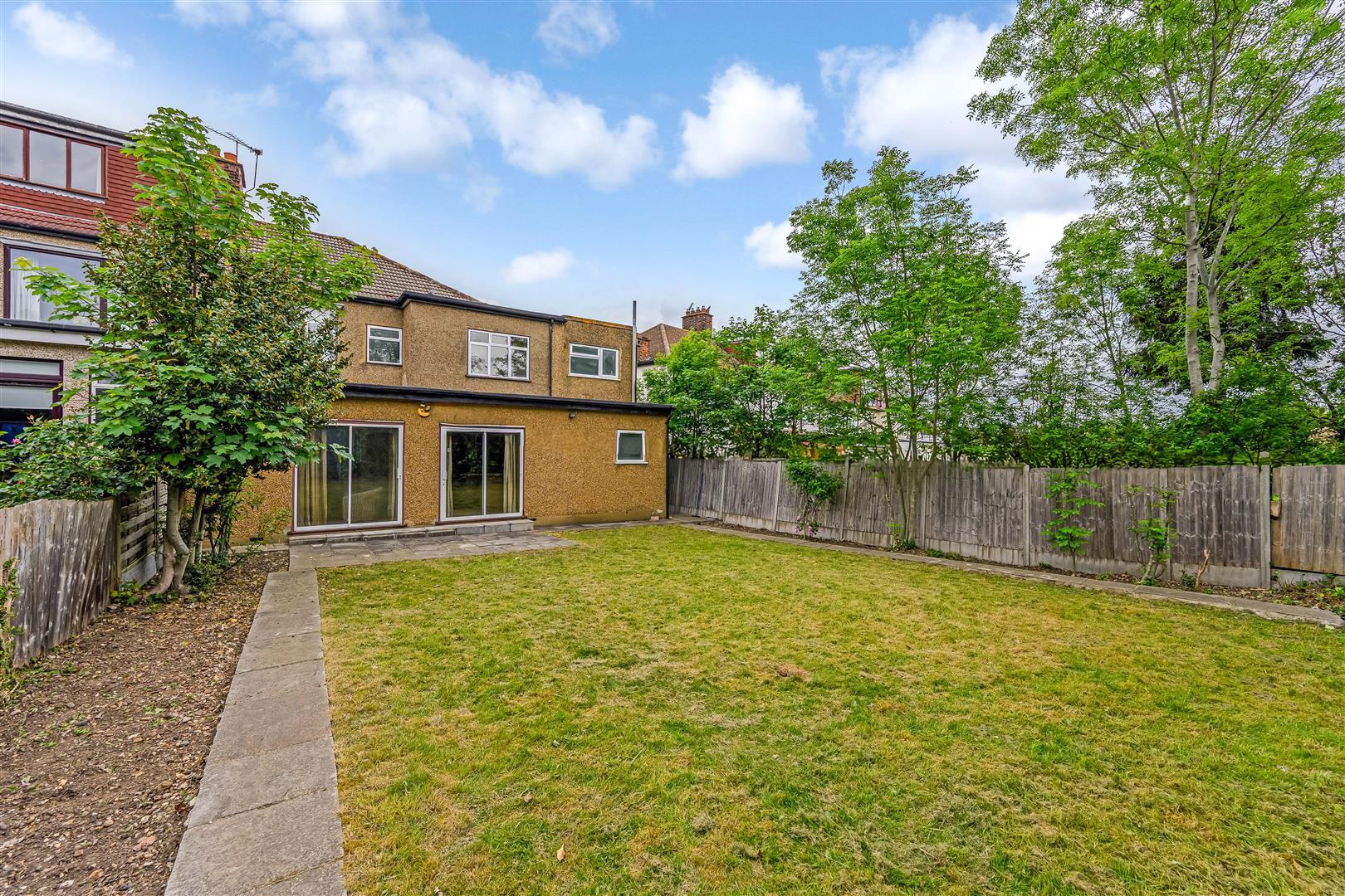 House Langley Crescent in Greater London