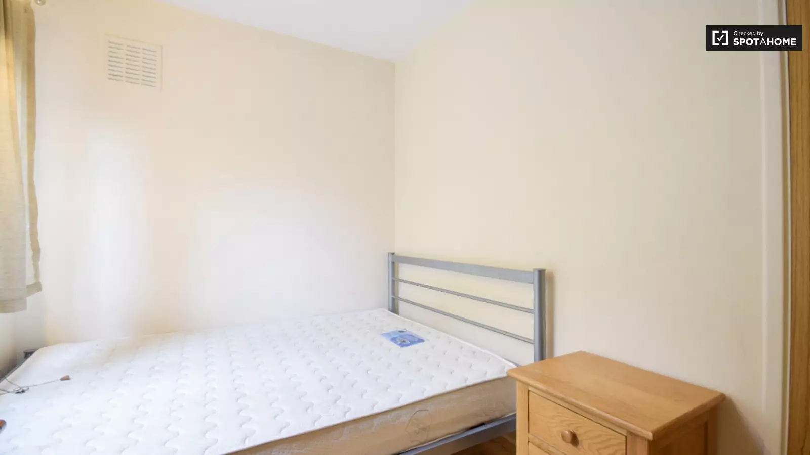 Flat Rayner's Road in Greater London