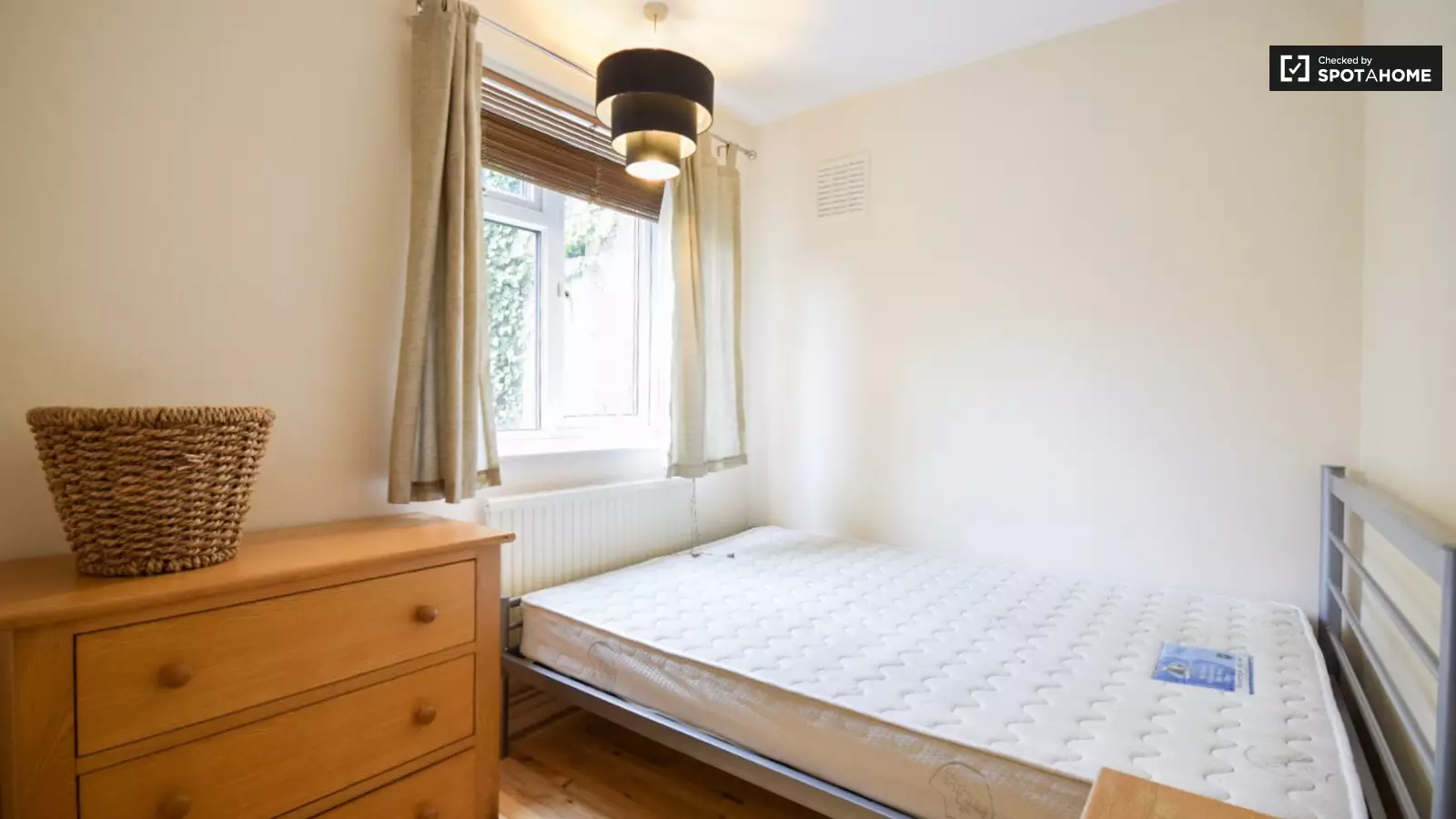 Flat Rayner's Road in Greater London