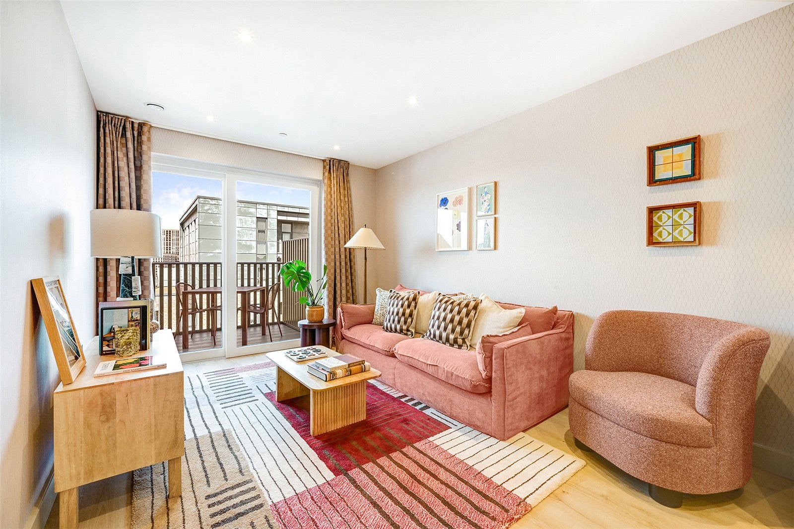 Flat Caversham Road in Greater London