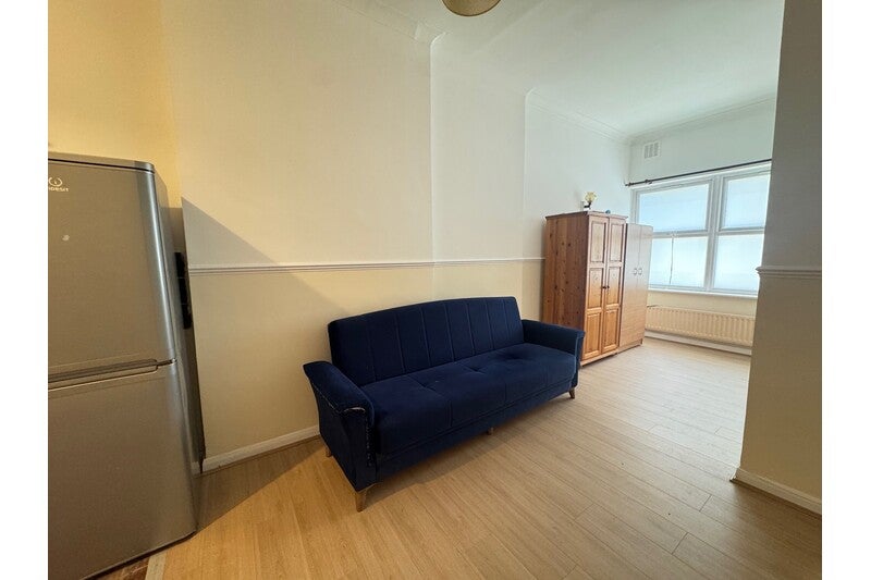 Flat Netherwood Road in Greater London