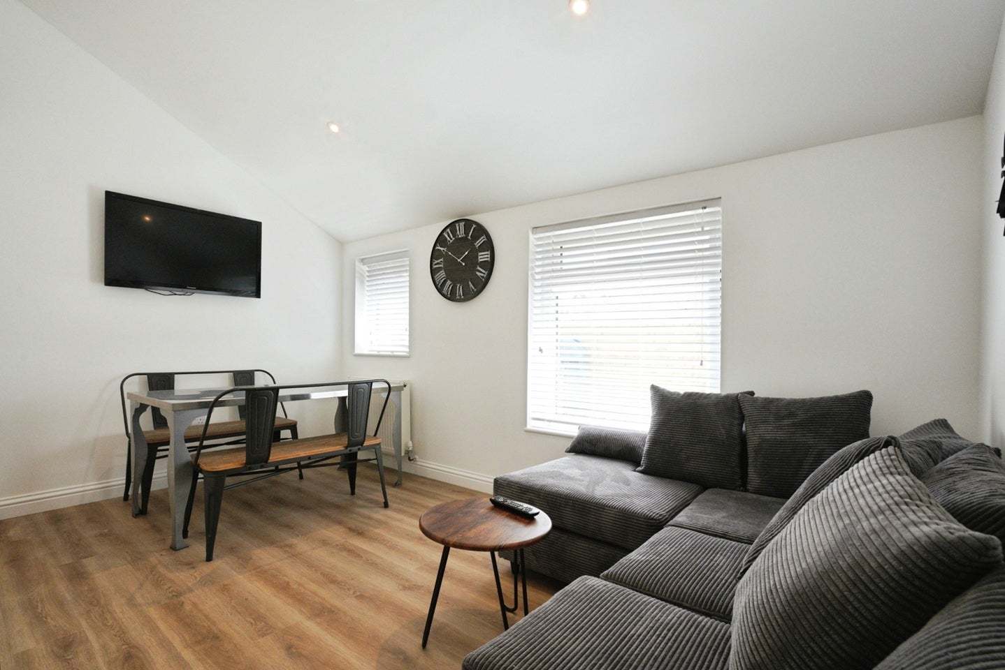 Room New Street in Bugle