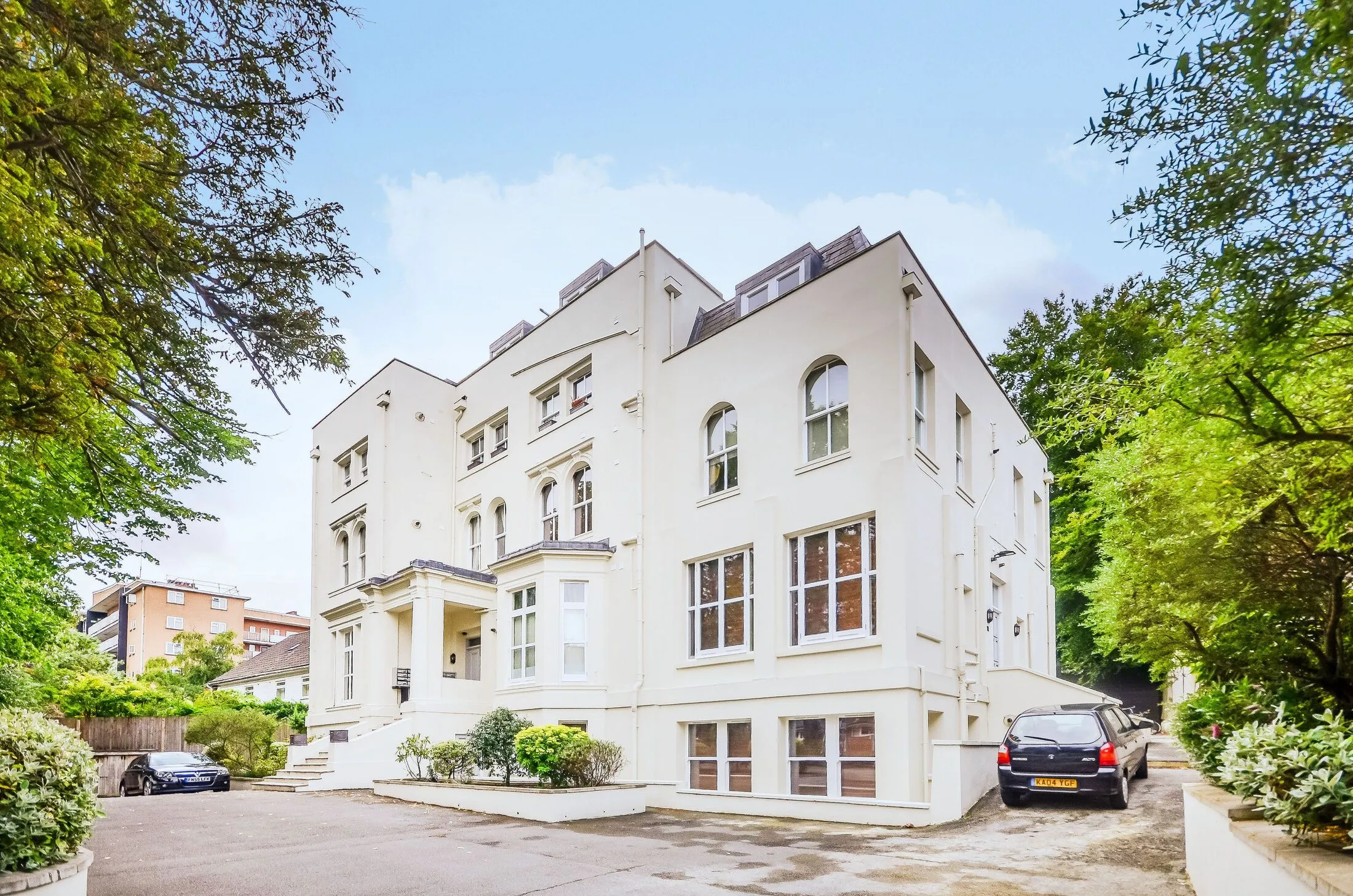 Flat Crescent Wood Road in Greater London