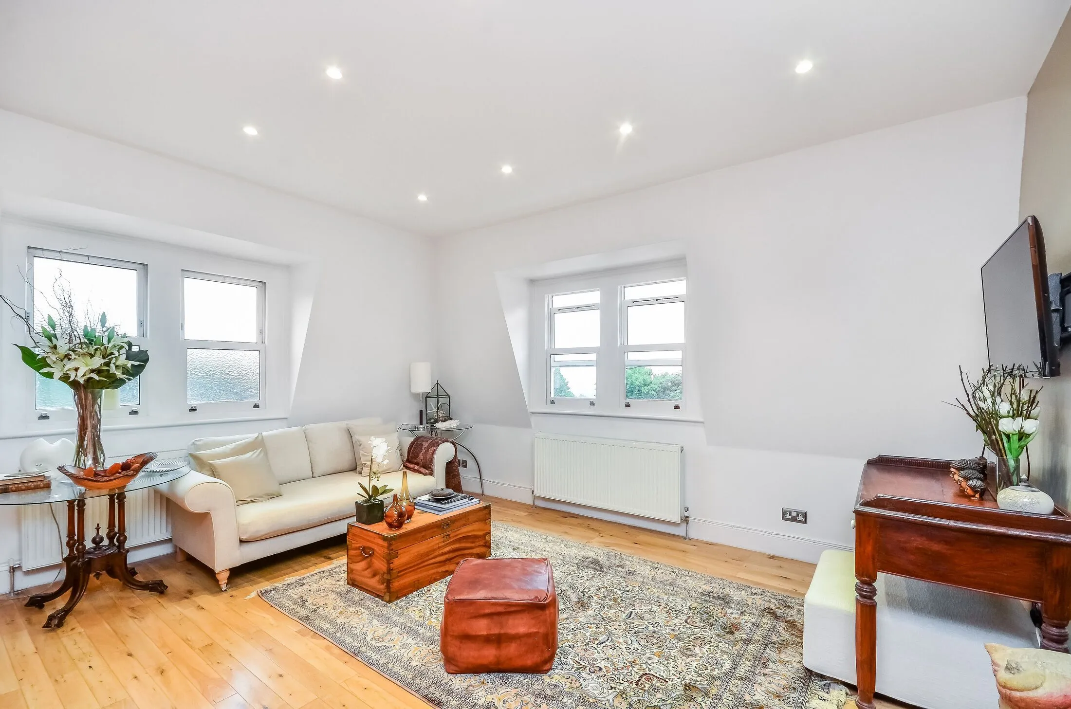 Flat Crescent Wood Road in Greater London
