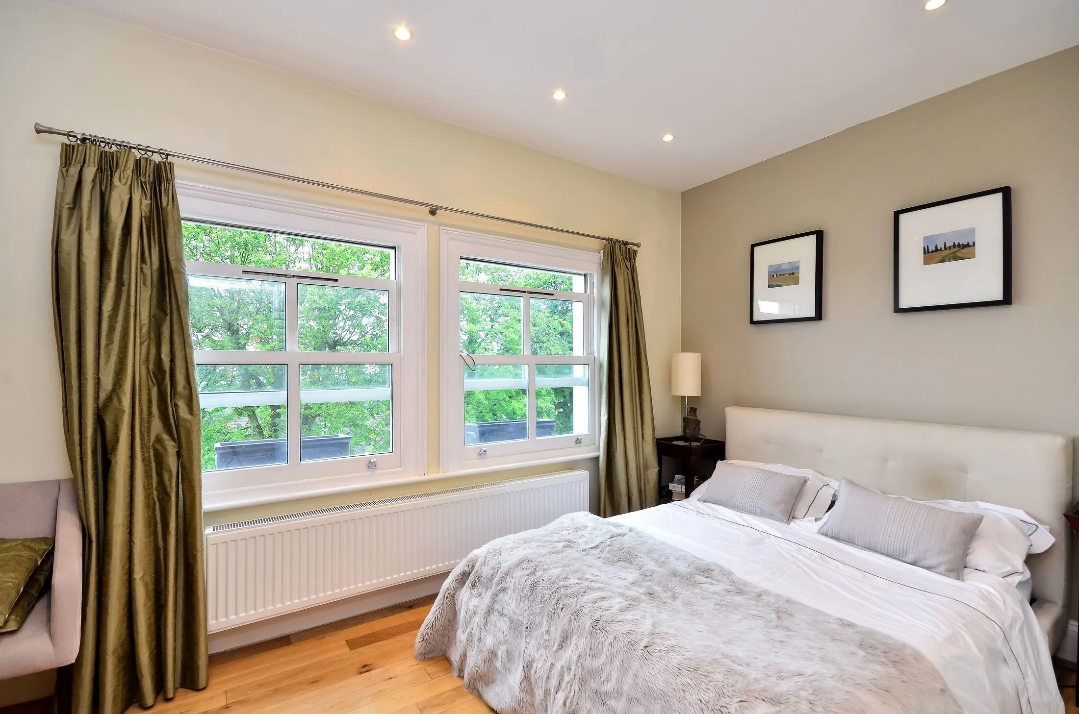 Flat Crescent Wood Road in Greater London