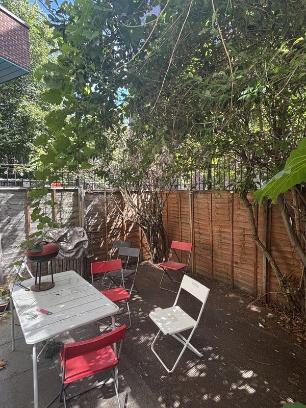 Flat Hare Walk in Greater London