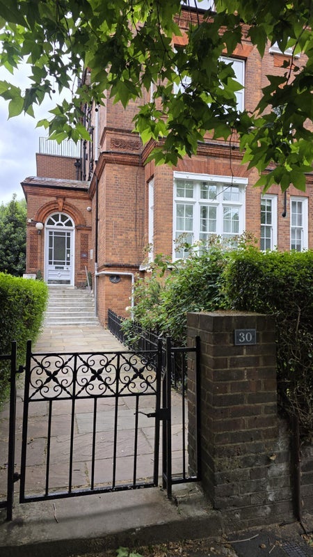 Flat Fitzjohn's Avenue in Greater London
