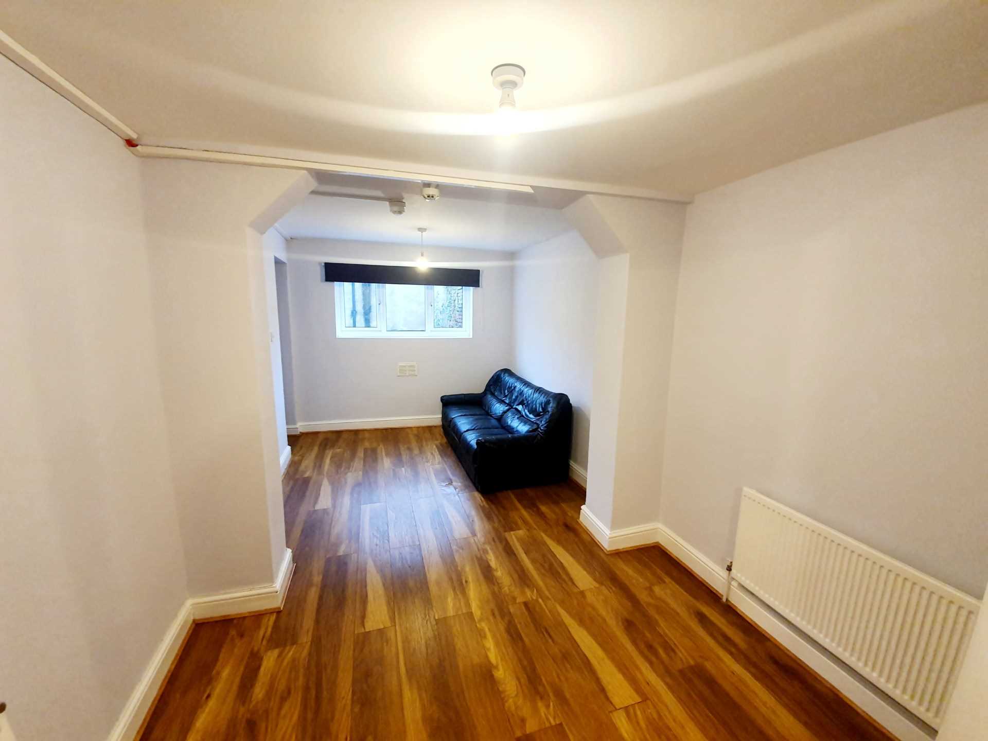 Flat Glyn Road in Greater London