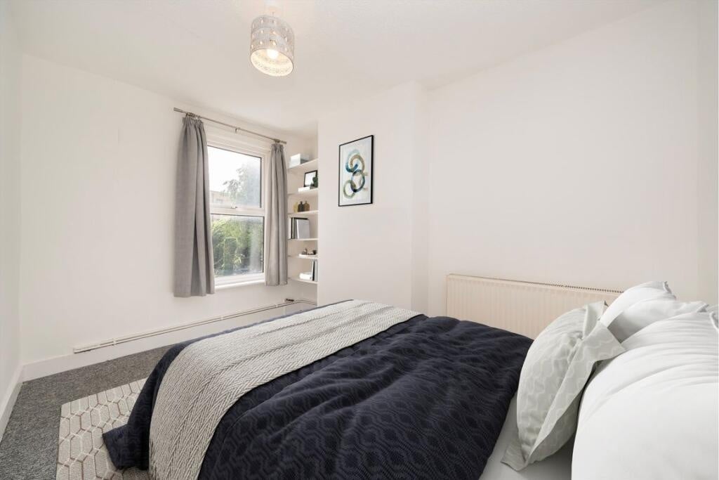 Flat Dupree Road in Greater London