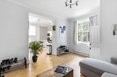 Flat Kensington High Street in Greater London