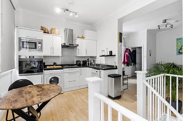 Flat Kensington High Street in Greater London