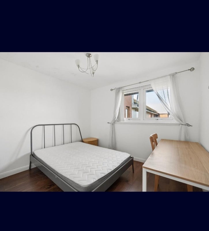 Room Dawson Road in Glasgow